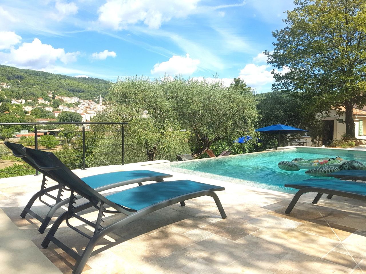 Piscine avec transats et vue sur le village de Callas