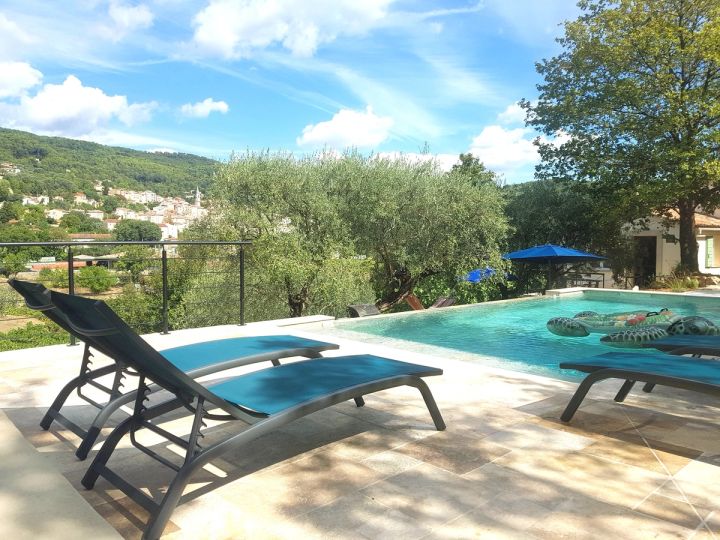 Piscine avec transats et vue sur le village de Callas