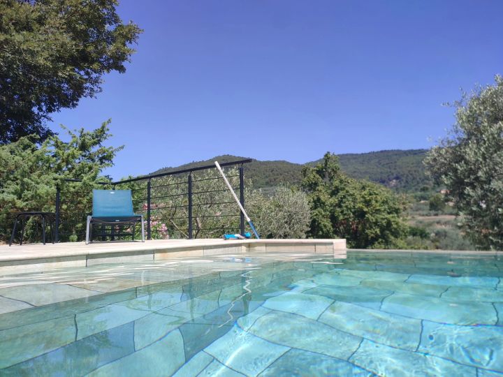 Piscine à débordement face aux collines du Var
