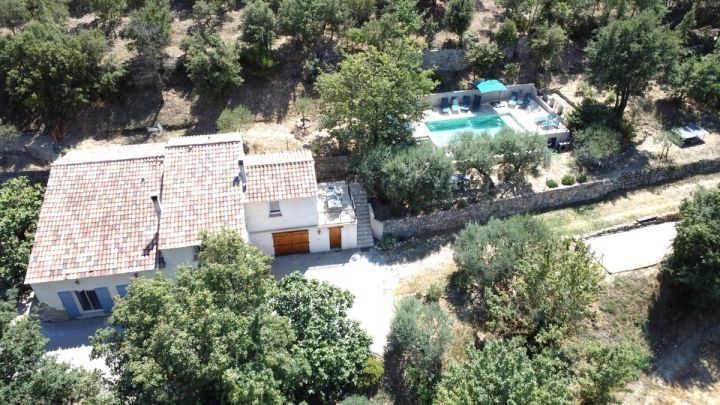 La bastide, sa piscine et ses restanques vues du ciel