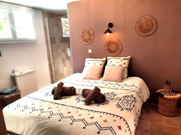 Chambre aux teintes douces avec grande fenêtre