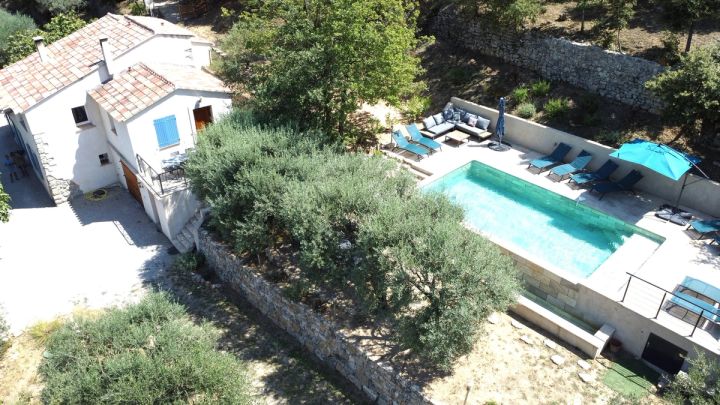 Vue aérienne du domaine et de sa piscine à débordement