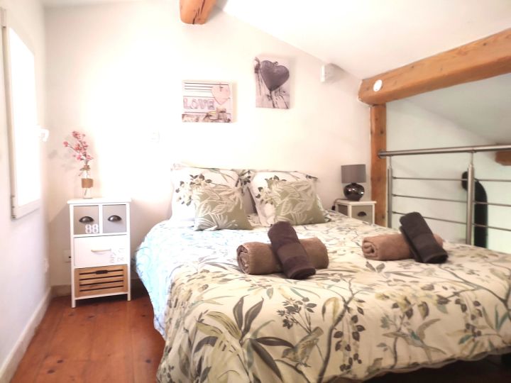 Chambre mansardée avec parquet en bois