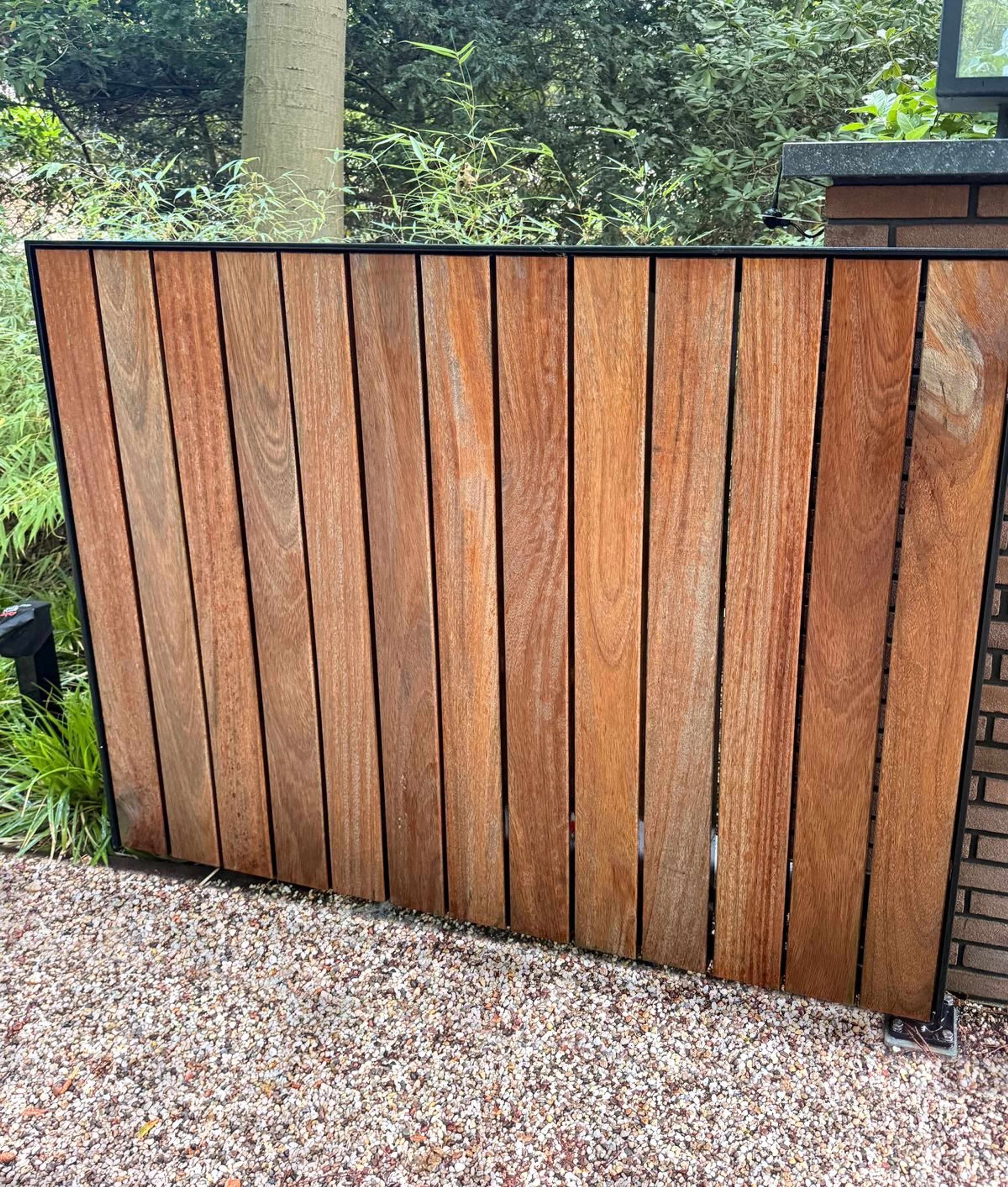 Teakhouten poort reiniging  na