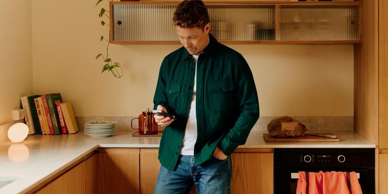 Person sjekker heftelser på bil i Brønnøysundregisteret på mobilen