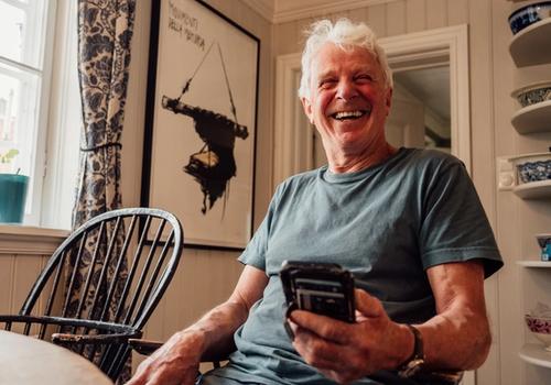 Lars solgte bilen fra sofaen sin i Bærum