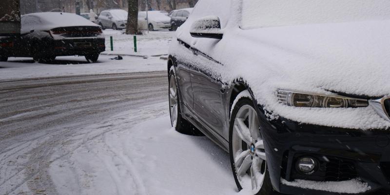bil som er dekket av snø på vinteren