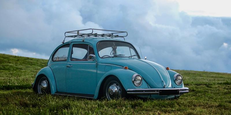 blå avregistrert bil på en grønn eng