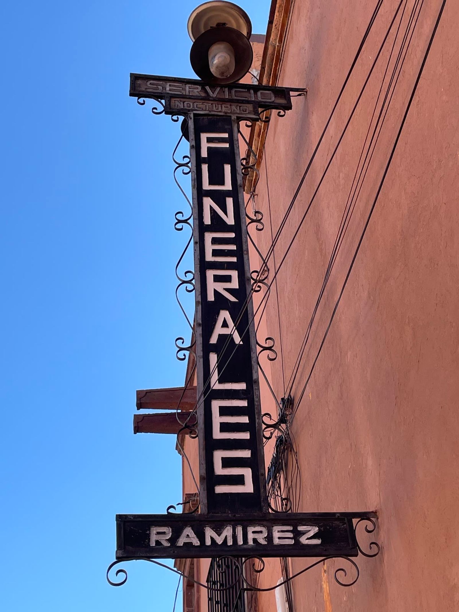 Funerales Ramirez vertical sign