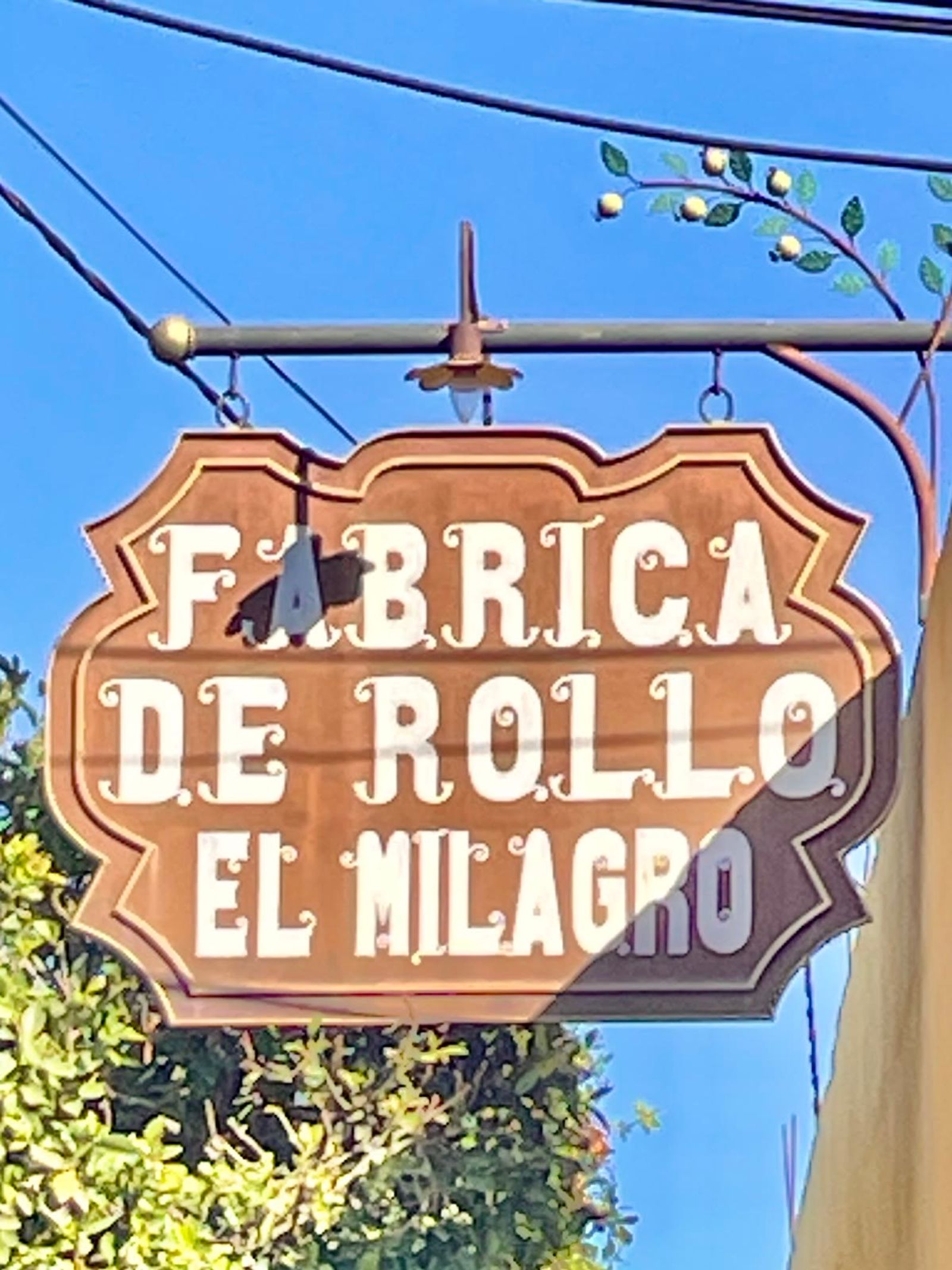 Fábrica de Rollo El Milagro storefront sign