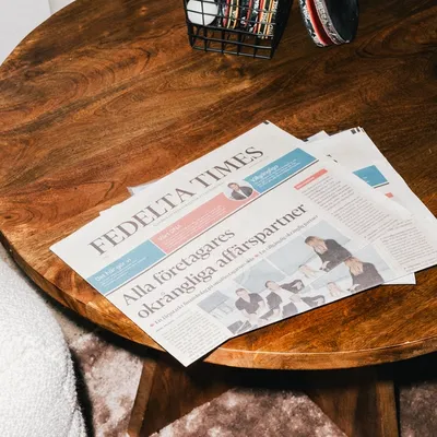 Tidning på ett bord