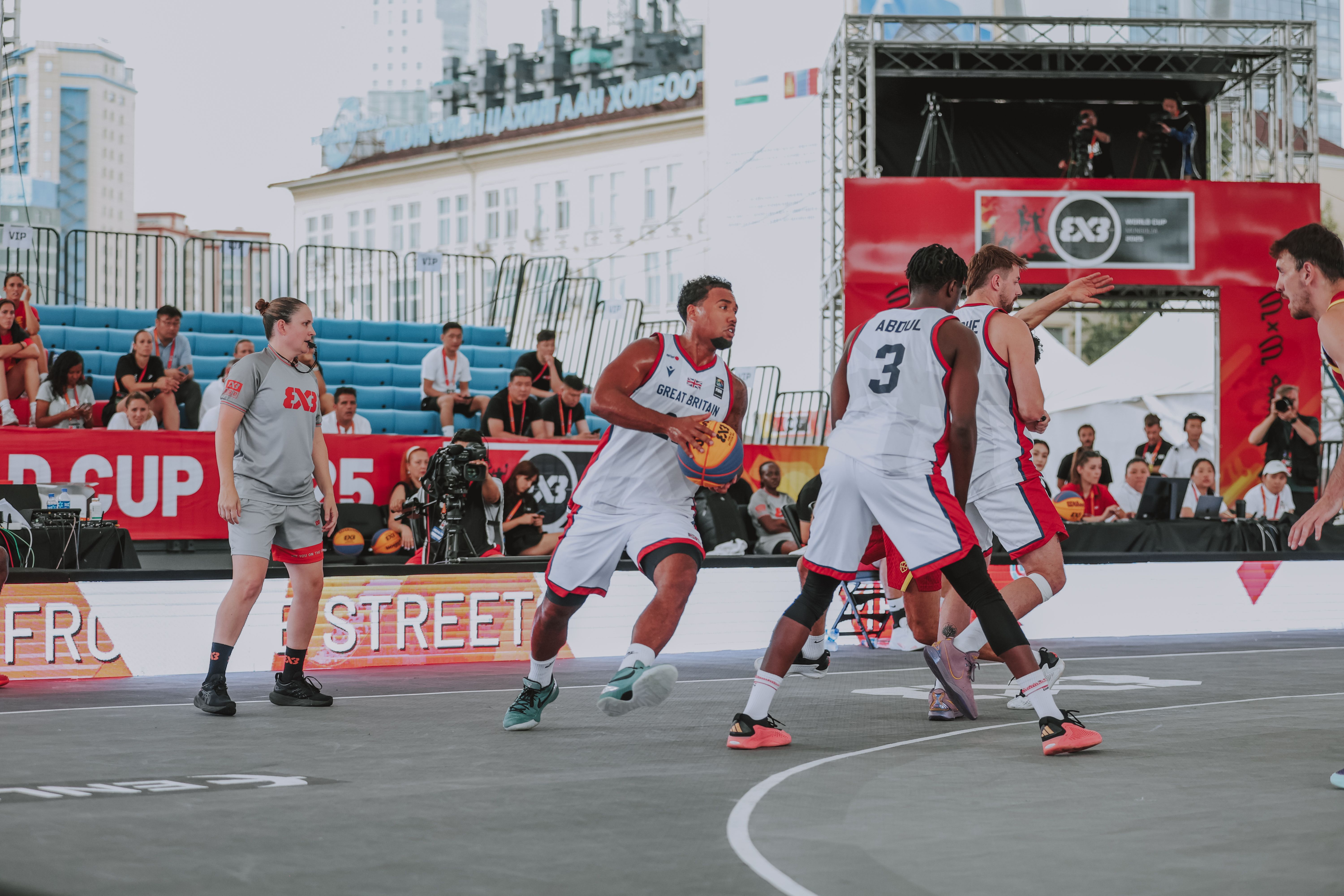 Dwayne Lautier-Ogunleye attacks off the pick-and-roll