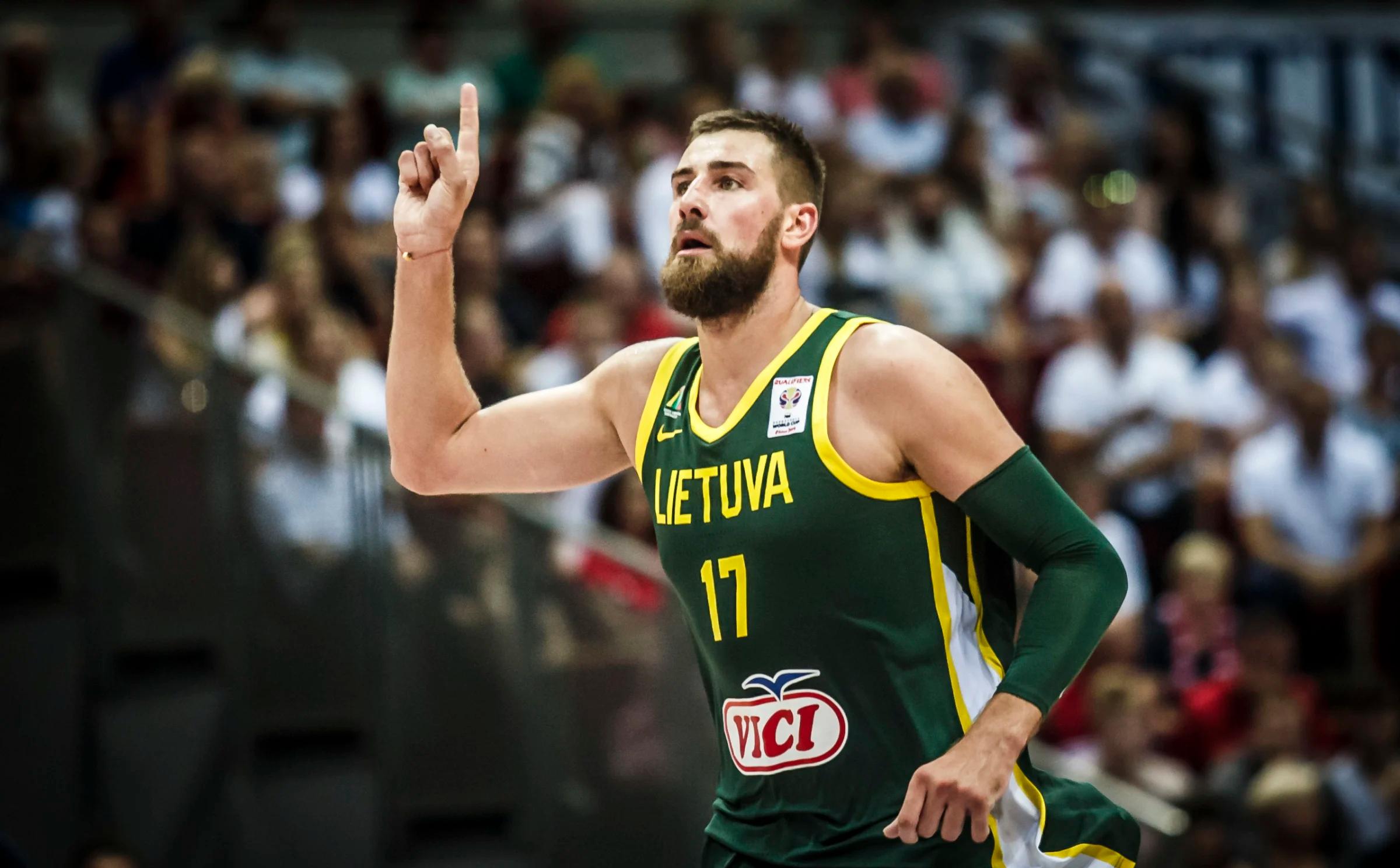 Jonas Valanciunas points up