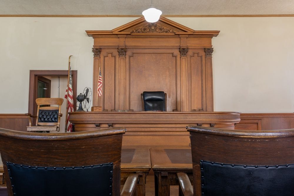Judge’s bench in an empty courtroom illustrating a criminal evidence hearing and suppression motion