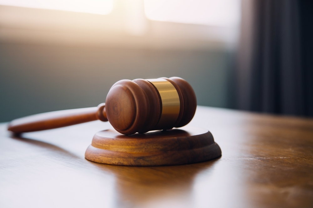 Image Wooden judge’s gavel on a courtroom desk symbolizing due process and the presumption of innocence in Maryland criminal cases.