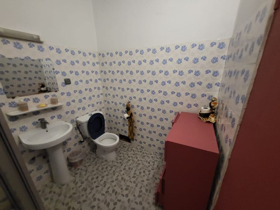 Salle de bain avec lavabo, WC et commode rose