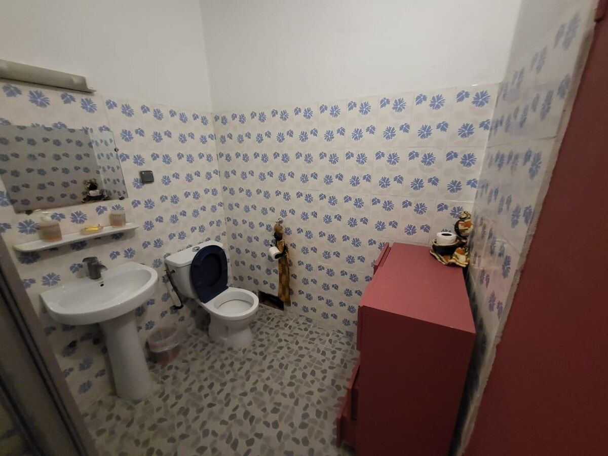 Salle de bain avec lavabo, WC et commode rose
