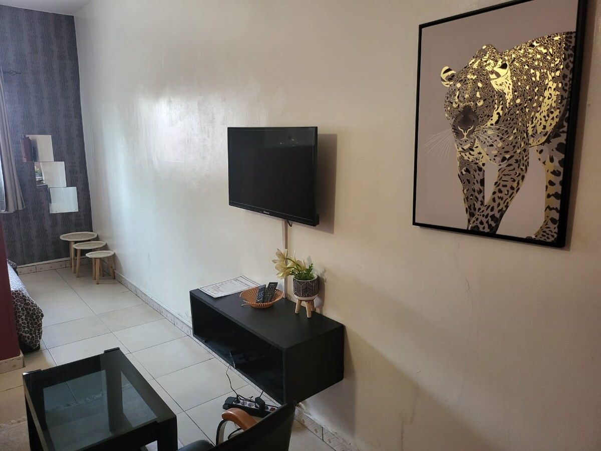 Coin salon avec télévision murale et table basse