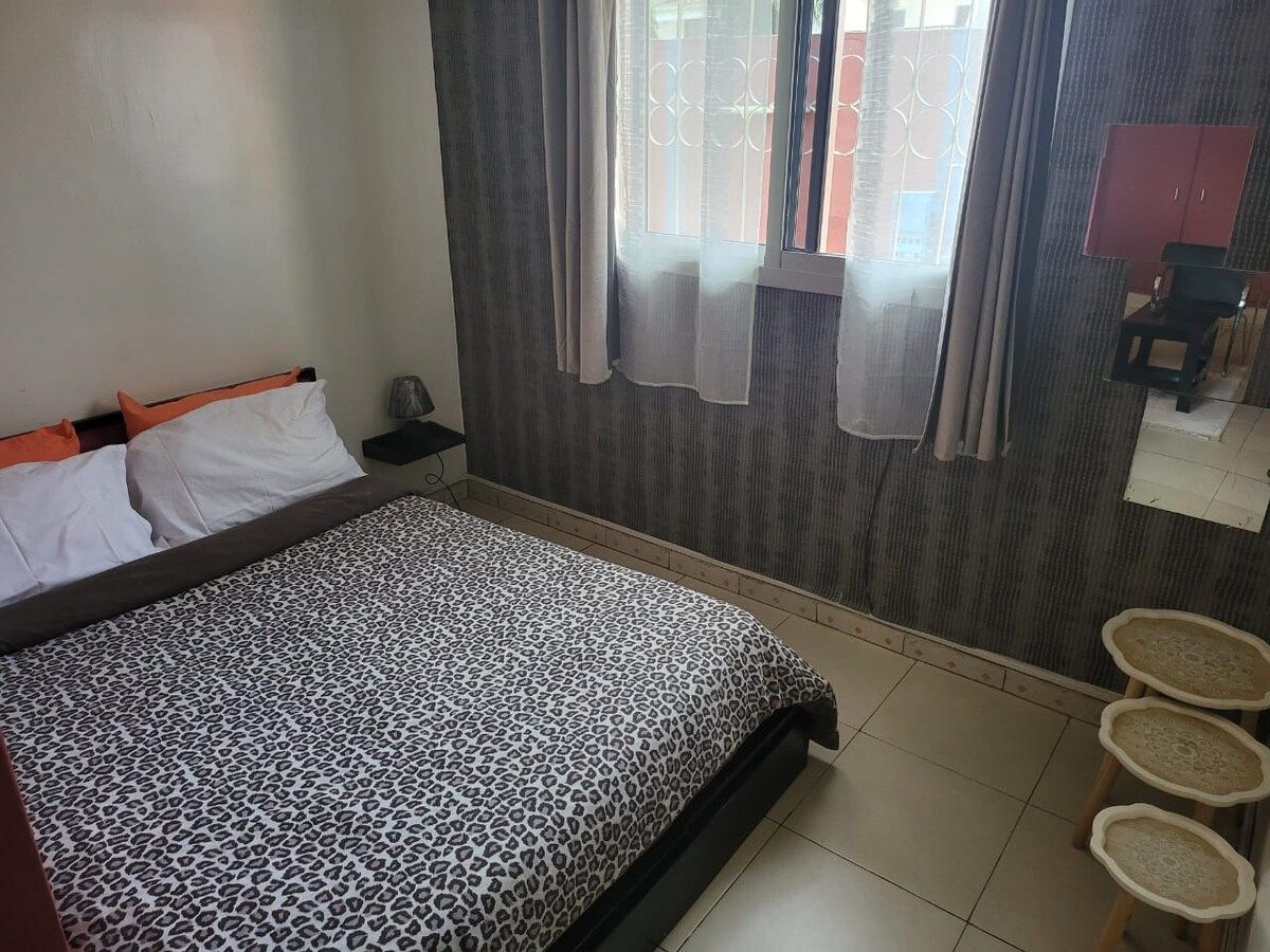 Chambre lit double et fenêtre donnant sur la cour