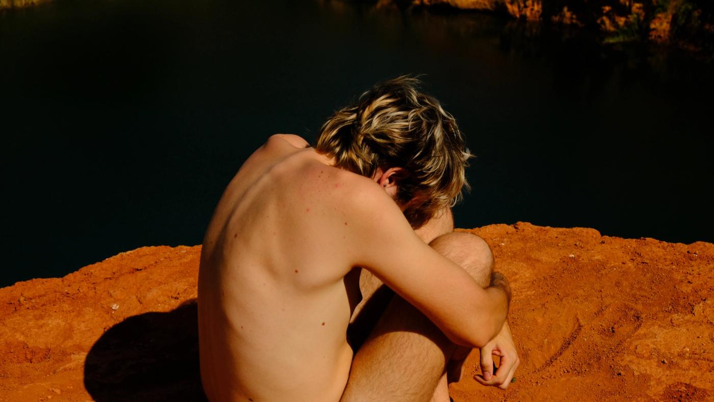 Andrea nudo