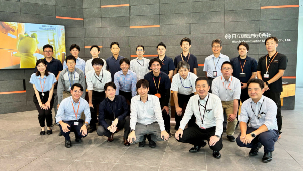 探す時間を半減！日立建機が挑む「生成AI × ベテラン知見」による問い合わせプロセス改革と業務品質向上プロジェクト