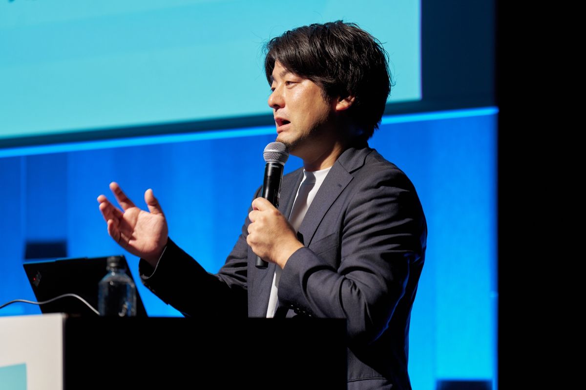 コンテキストを埋め込んだAI活用について説明する川俣彰広氏