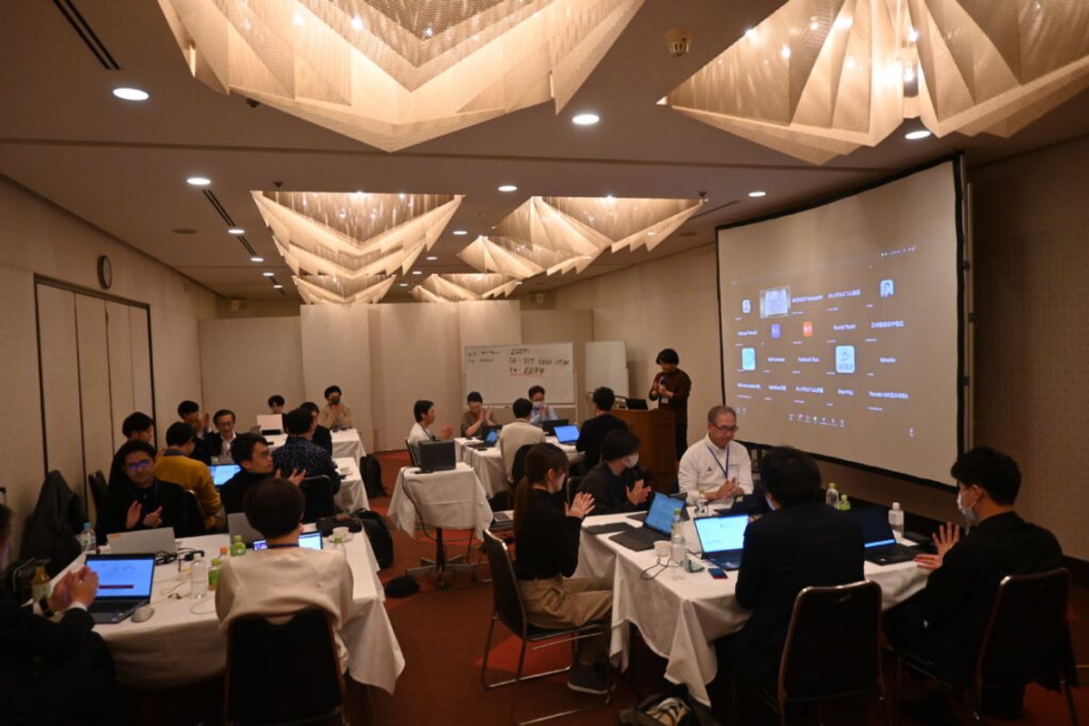 最新AIトレンドとエージェント活用の可能性に、会場から期待を込めた大きな拍手が送られている様子。