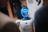 Humanoider Roboter mit leuchtendem Visier beim Networking im Patch.Work