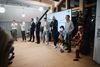 Paneldiskussion mit Speakern und humanoiden Robotern, darunter der Westend-Roboter in Lederhose