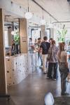 Belebtes Café im Patch.Work Seeon mit Gästen an der Theke