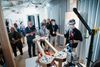 Gäste verfolgen die Live-Demo mit VR-Brille am Stand der TH Rosenheim