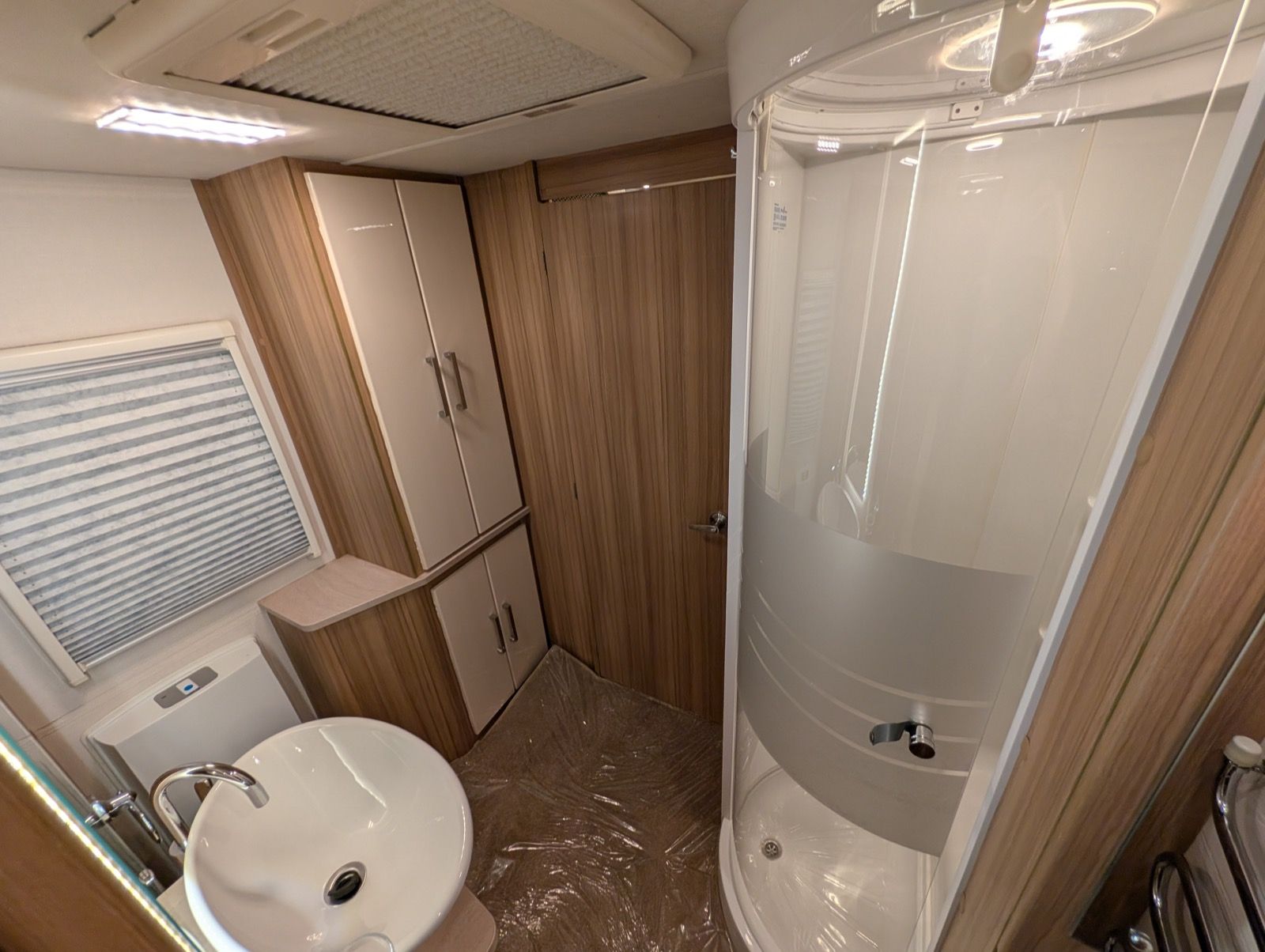 2016 Lunar Delta RI for sale at RAR Caravans — photo 14 of 20