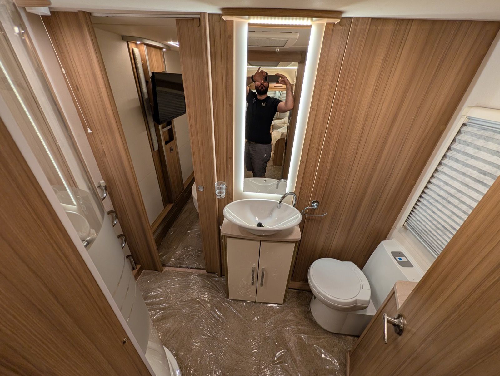 2016 Lunar Delta RI for sale at RAR Caravans — photo 13 of 20