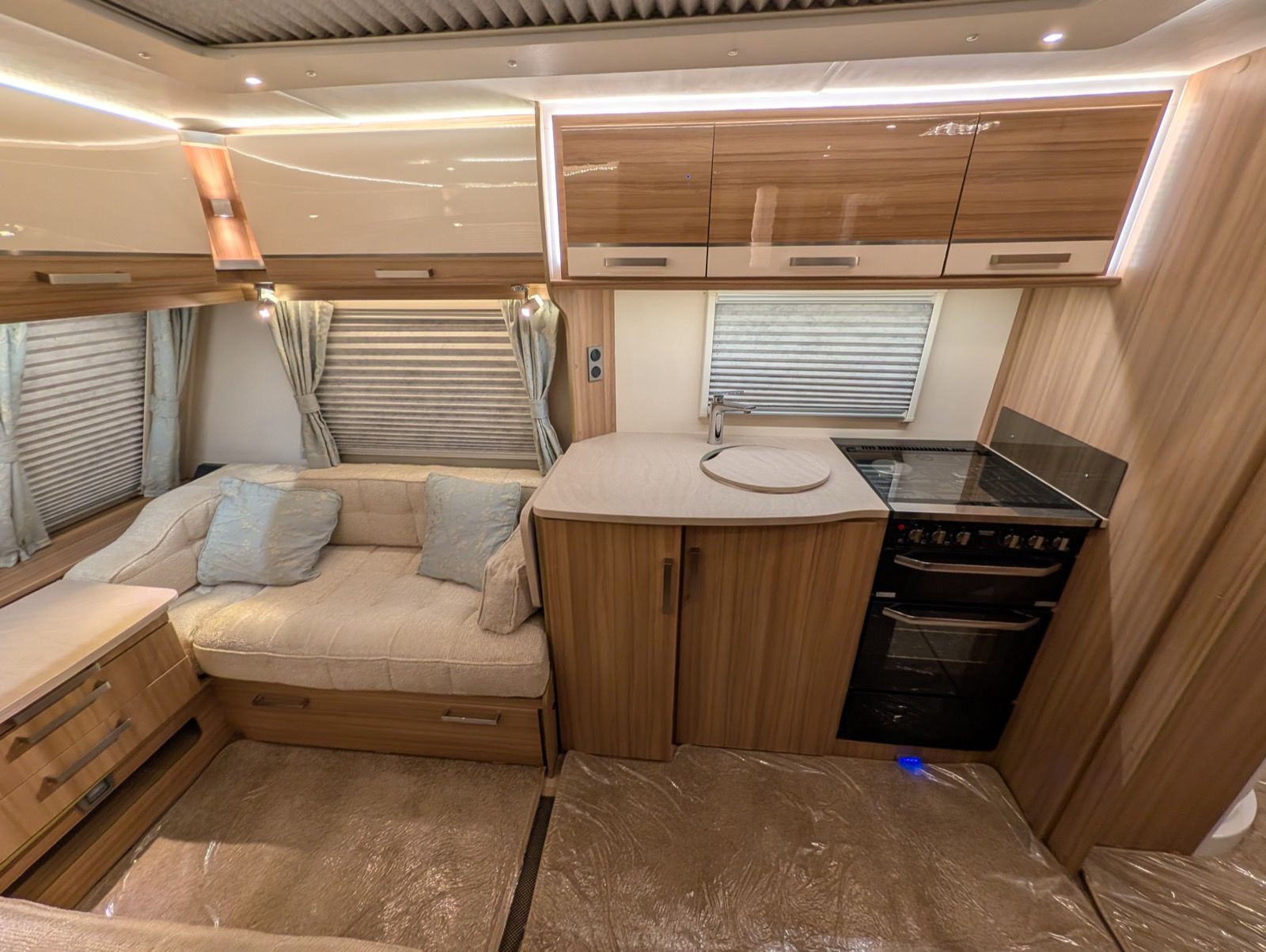 2016 Lunar Delta RI for sale at RAR Caravans — photo 9 of 20