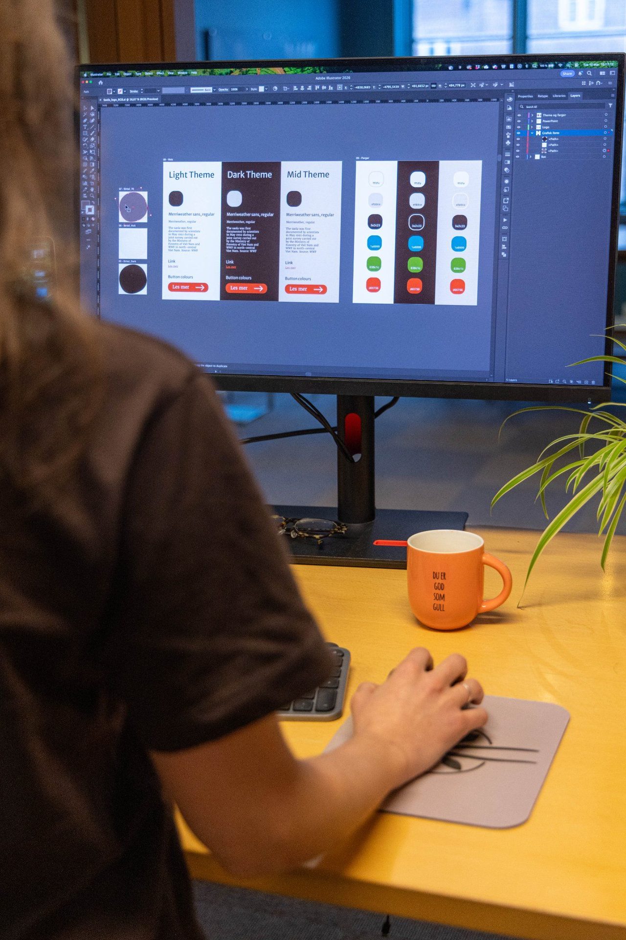 Designer jobber med farger og grensesnitt på skjermen