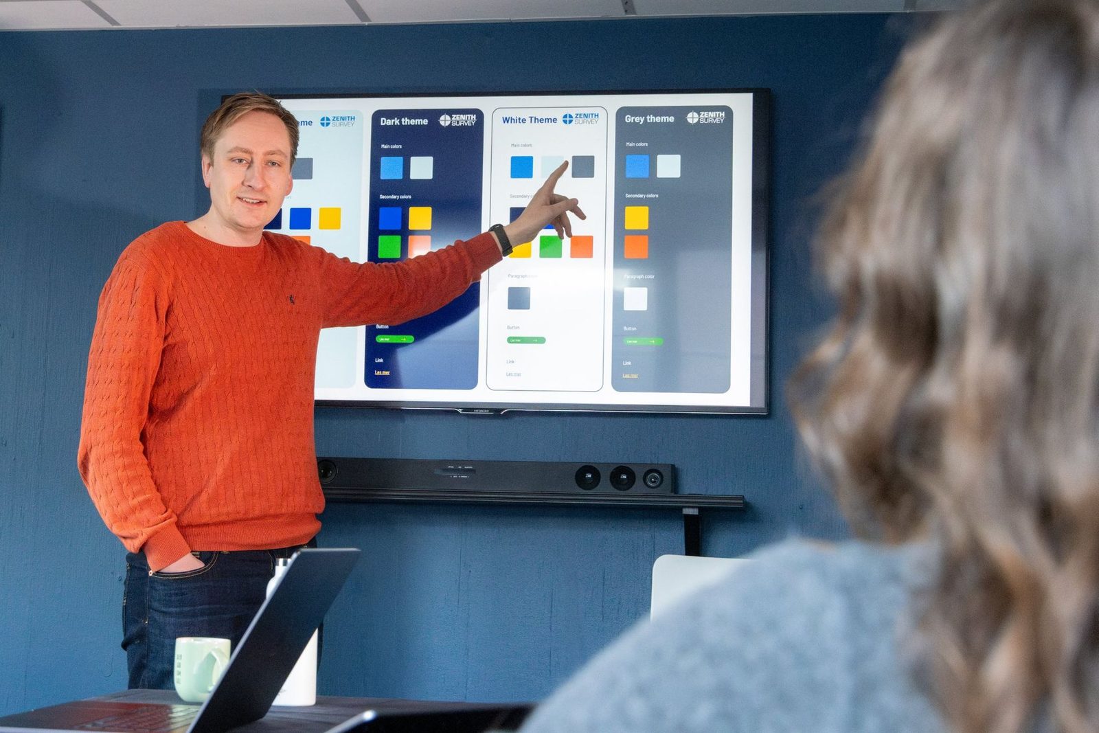 Markus i Prege presenterer et designforslag på skjerm