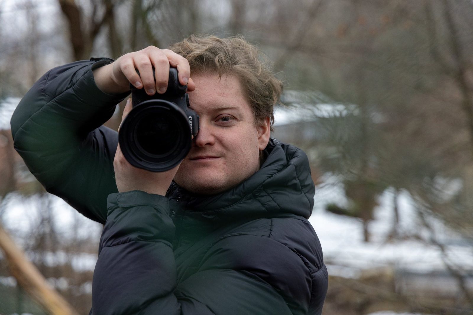 Fotograf fra Prege tar bilder utendørs