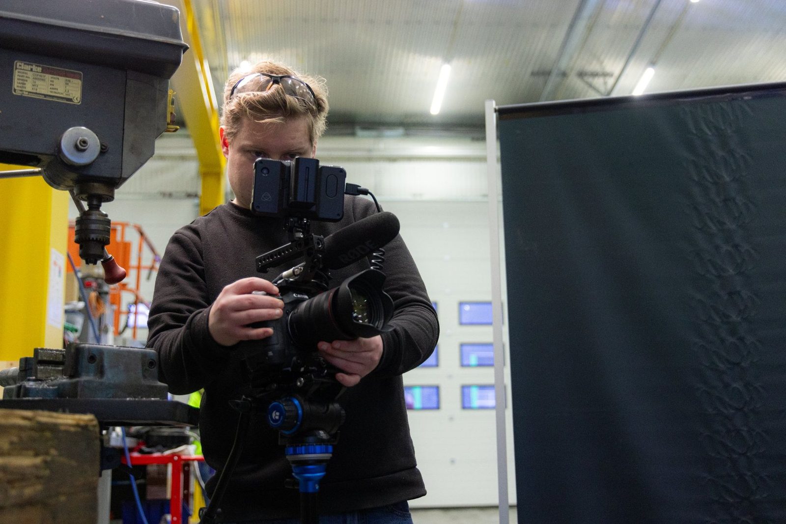 Filmfotograf med kamera på rigg under et opptak