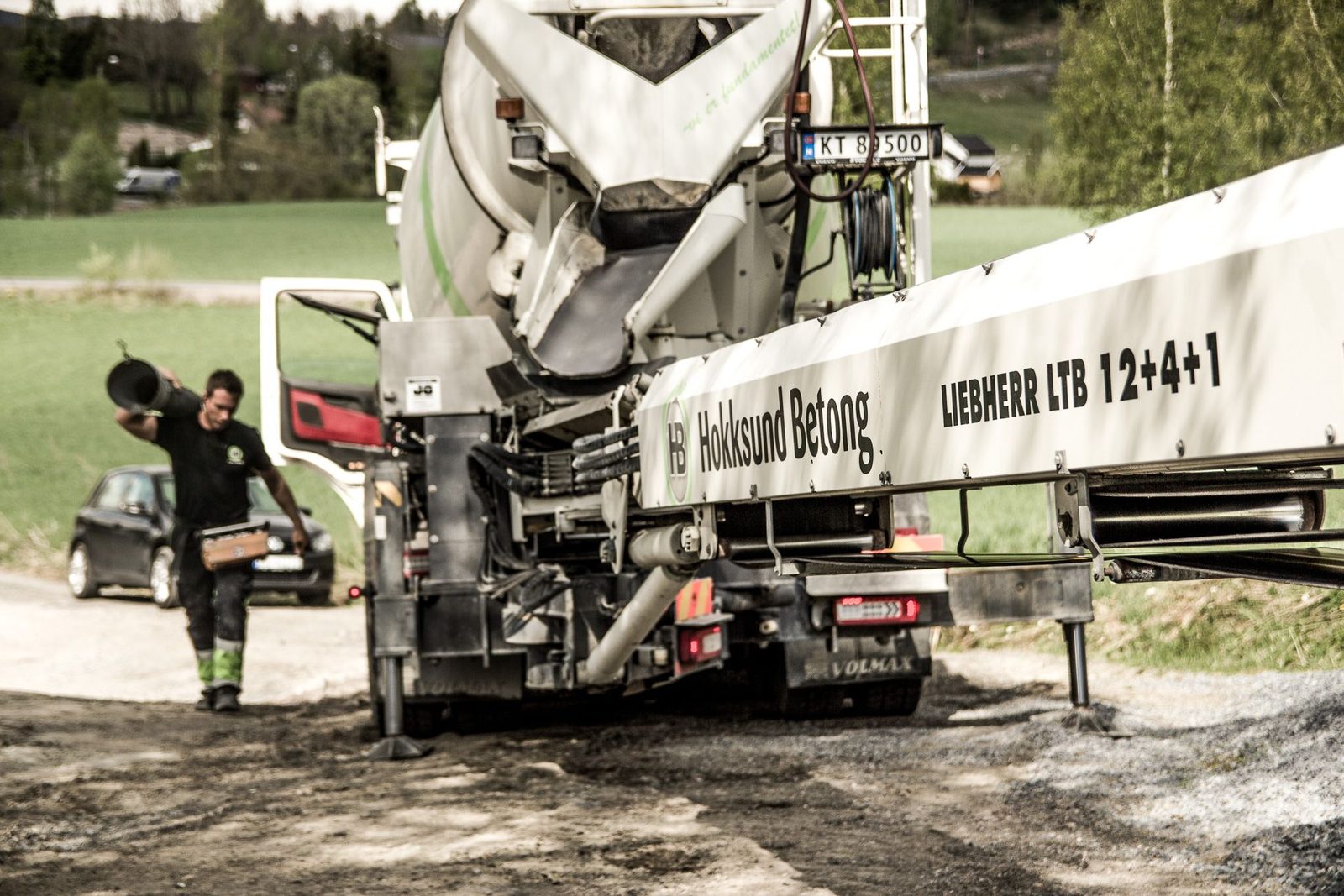 Betongbil fra Hokksund Betong leverer på en byggeplass