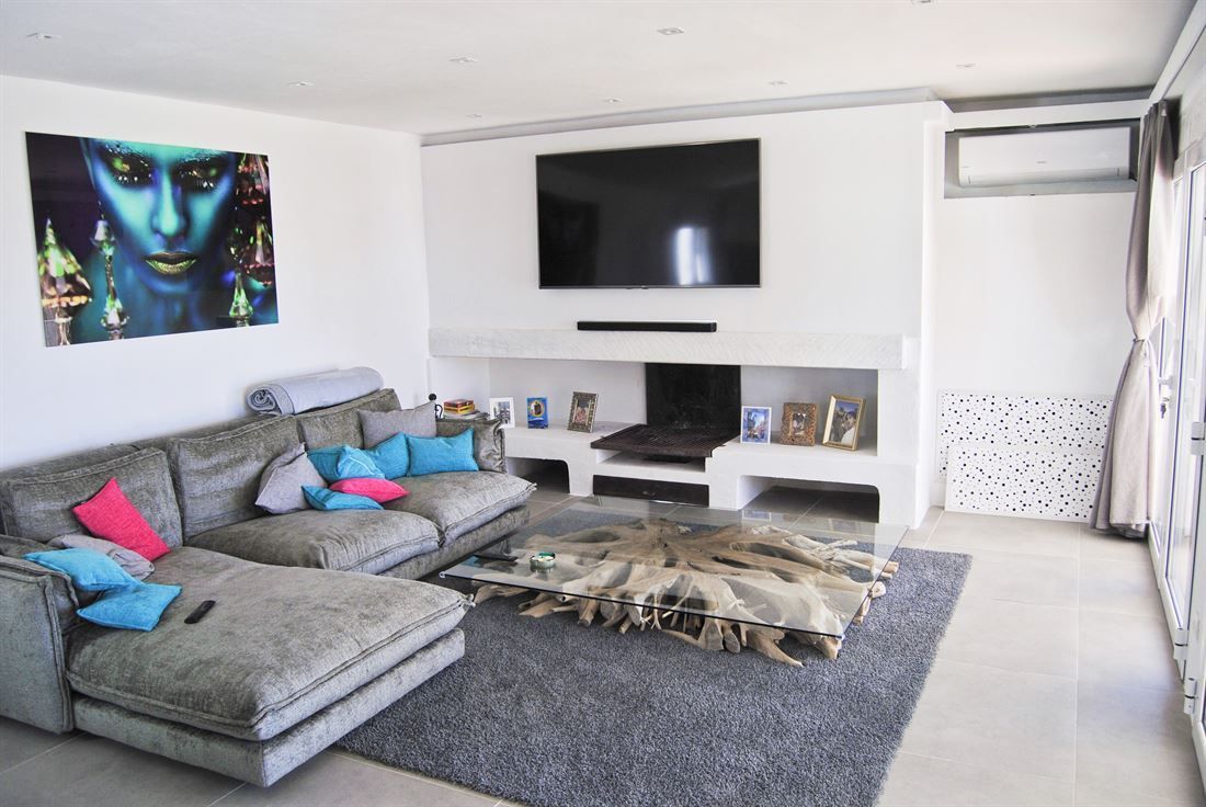 Renovated Villa in Can Furnet's Gated Community with Stunning Sea and Castle Views17