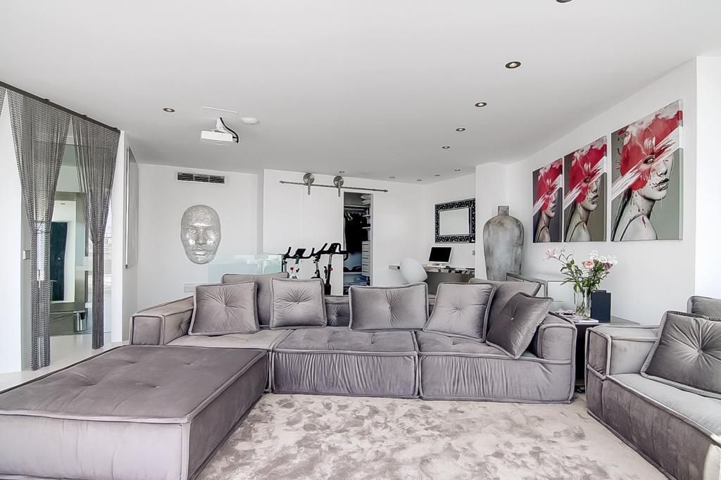 Exquisite 2-Bedroom Luxury Penthouse in Ibiza Town with Spectacular Amenities12
