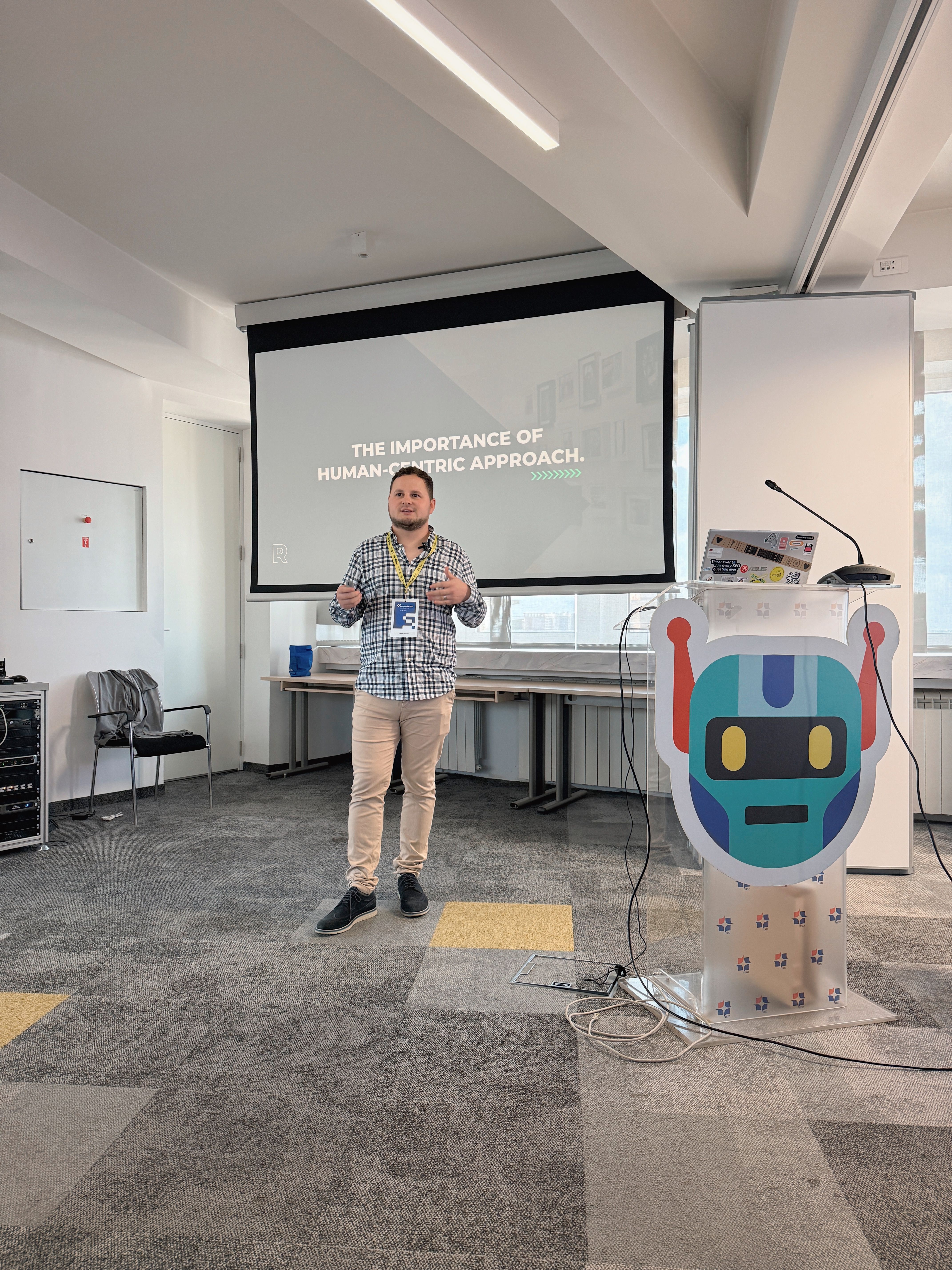 Yordan Dimitrov speaking at the Belgrade SEO Conference