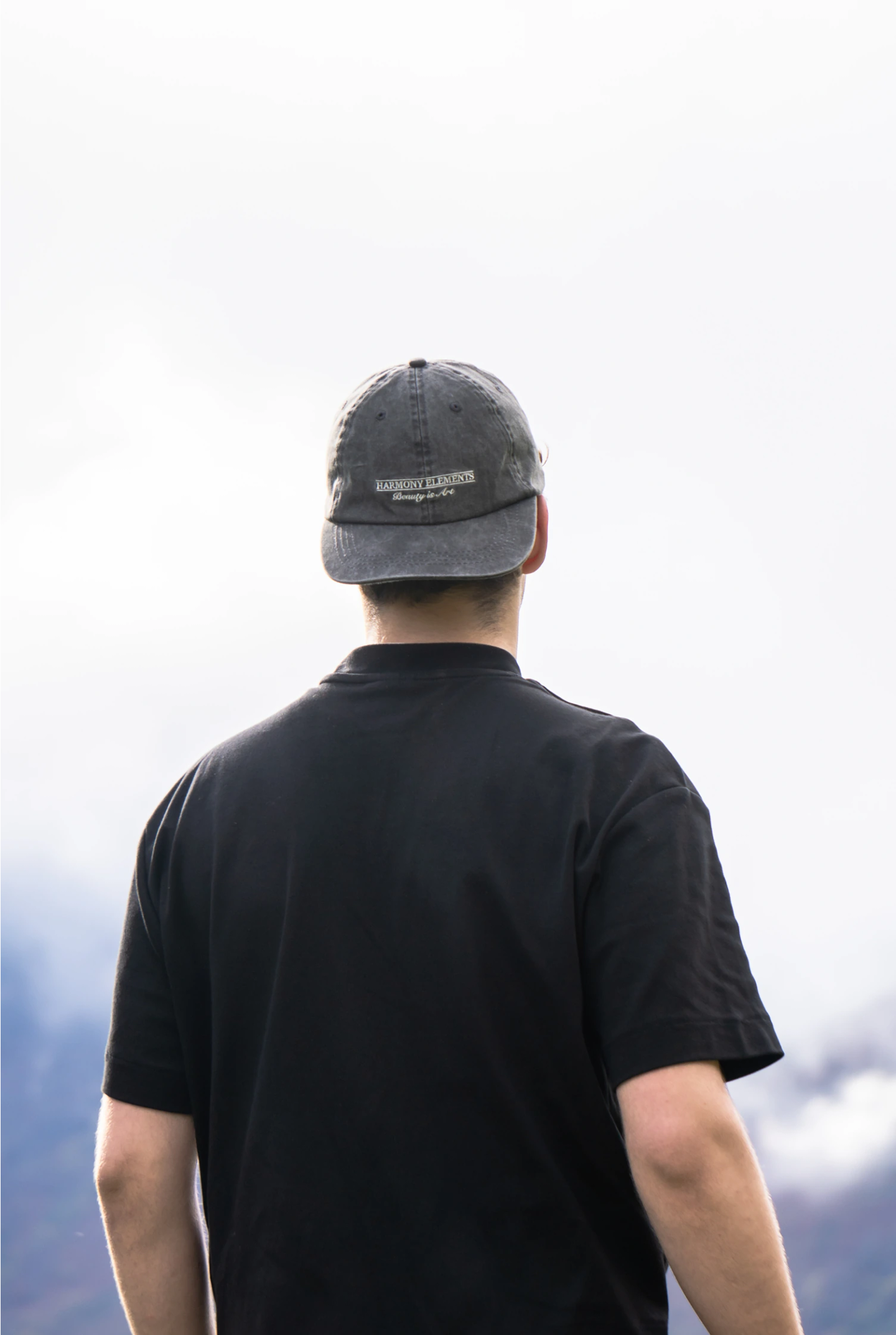 Baptiste de dos, face aux nuages