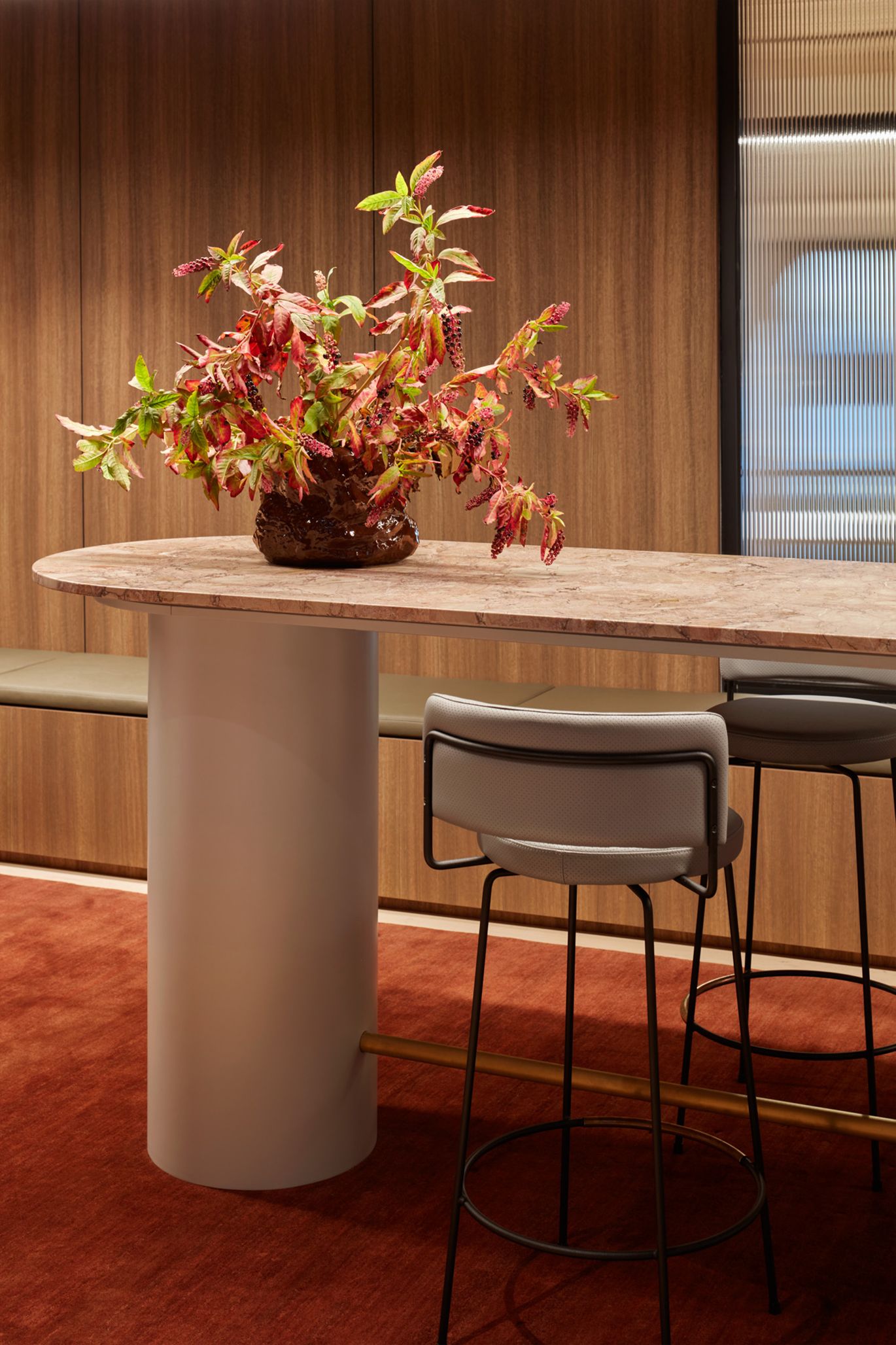 image of Flinders St workplace - arrivals high table