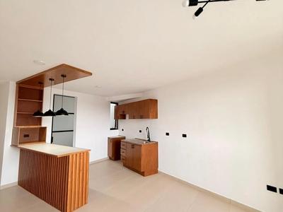 Sala comedor con cocina al fondo