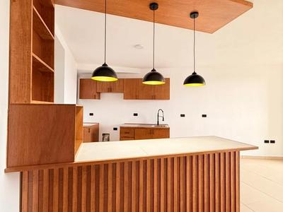 Cocina integral con barra acabado nogal