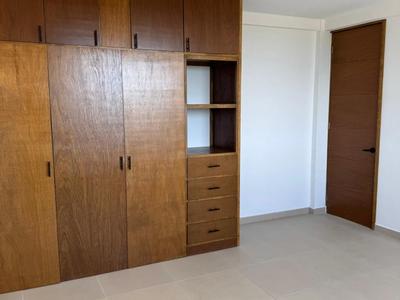 Habitación con closet acabado nogal