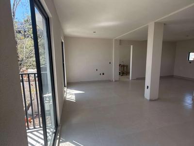 Interior departamento Los Cerezos acabados y balcón