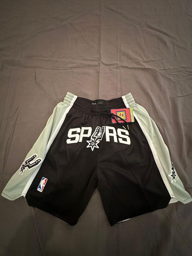 Short Spurs, frente completo.