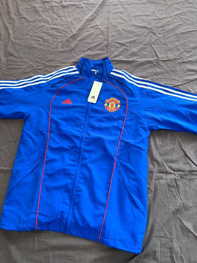 Rompevientos Manchester United, frente completo.